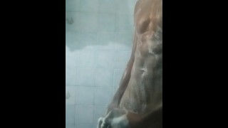 Возбужденный парень мастурбирует в ванной