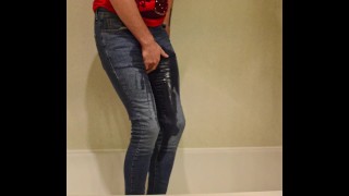 Desesperada Chica Trans Alt mea en sus jeans flacos después de sostener durante 12 horas