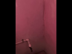 Video Novio de mi hermana me encuentra en la ducha y terminamos follando, al final se corre en mis tetas