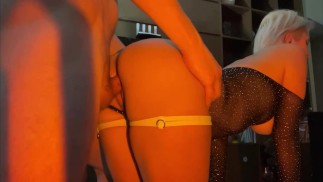 Pornostar con tette naturali lasciami sborrare nella sua figa. Il rumore dei suoi stivali di lattice mi fa impazzire
