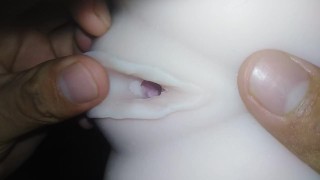 Orgasmi di fica gonfia da vicino! labbra lunghe e grande clitoride - bambola del sesso