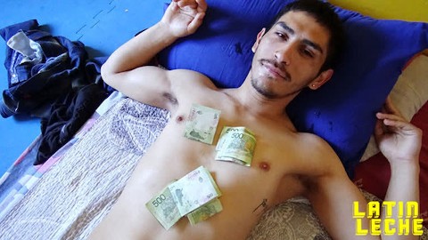 O primeiro vídeo de um latino amador Gael sendo espancado e masturbado na câmera - Latin Leche
