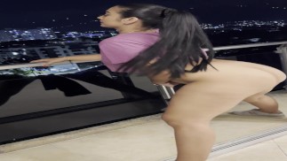 性感荡妇拉丁裔在阳台上硬核性交直到射精，她喜欢在我的鸡巴上扭动