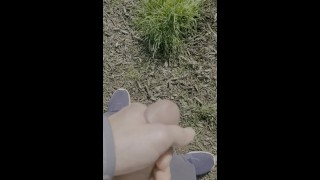 CuriusKinkyCouple-Macho meando al aire libre en un sendero público POV