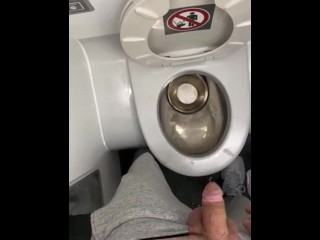 公共の飛行機のトイレで放尿恥ずかしがり屋の膀胱が鳴ったフライトのうめき声はとてもクソ良い感じでした!!
