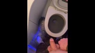 Pissen en een puinhoop maken in het vliegtuig openbaar toilet kreunen voelde zo verdomd goed blaas kreunen