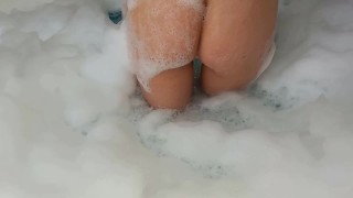 Chica caliente se masturba en el jacuzzi en su primer video
