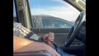 Nekkedtrucker Przyłapany Na Masturbacji Na Ruchliwym Parkingu