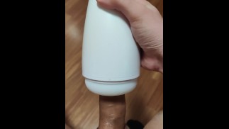 Próbuję zrecenzować mój nowy automatyczny masturbator... i kocham to!