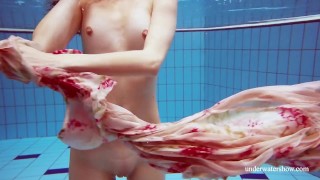 Martina magnifique jeune femme rousse à gros seins nageant