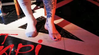 Немного красной краски. Всплеск цвета