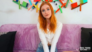 Real Teens - jeune femme aux yeux bleus Ginger Scarlet Skies démontre ses talents lors de son premier casting porno