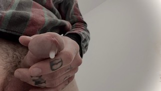 在浴室射精工作时自慰