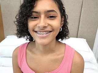 18-letnia Portorykanka z Aparatem Na Zębach Robi Swoje Pierwsze Porno