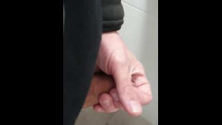 Me branle ma grosse queue molle au boulot et est interrompu avant de bander