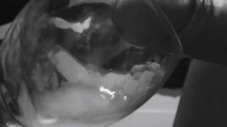Énorme éjaculation dans un petit verre à vin