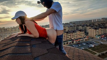 Давай скорее, нас все видят, публичный секс на крыше 😱