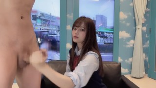 Japans amateur schoolmeisje geeft een handjob aan een man in de magische spiegelkamer