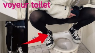 Voyeur Uma Mulher Corajosamente Faz Xixi Em Um Banheiro Público Perto De Uma Escola Japonesa