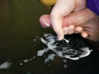 Парень из колледжа реагирует на хентай и стреляет на своем столе