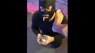 Quel genre d’objet pensez-vous que je devrais utiliser mon esclave comme?! Obtenez un cendrier maintenant! Vous serez le prochain!
