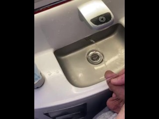 Pissing Maken Een Puinhoop Pissen in Vliegtuig Gootsteen Openbaar Toilet Kreunen Voelde Zo Fucking Goede Blaas