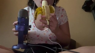 Petite 18 jaar schattige latina zuigt een banaan OnlyFans: Studentwhoneedsmoney