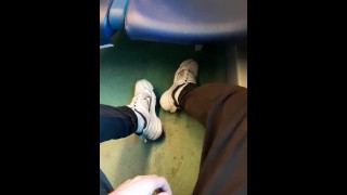 Dagelijkse sneakers in de trein. Voeten, witte sokken, openbaar, nike