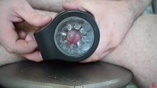 Schönes Sperma vom automatischen Masturbator für Männer