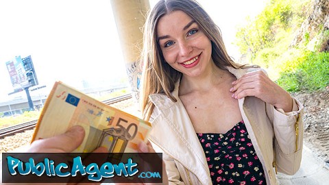 Public Agent - Cute joven ucraniana de pelo largo habló de tener sexo con un extraño al aire libre