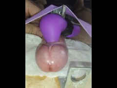 Дрочит бесконтактным вибратором уздечку члена - Screenshot 8 of 16 - Drochit