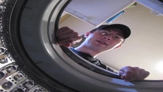 POV Stiefbroer betrapt stiefzus vastzittend in de wasmachine terwijl ze masturbeert