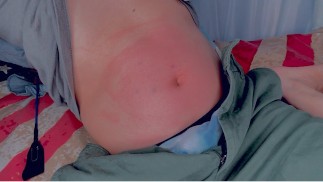 如果男孩鞭打自己的肚子 100 次会怎样