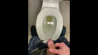 Faire un gâchis dans les toilettes publiques au travail debout pisser sur le sol du siège et de l’évier