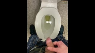 Hacer un desastre en el baño público en el trabajo de pie meando en el suelo del asiento y el fregadero gimiendo