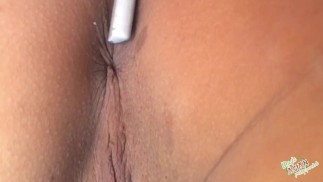 Марина позволяет своему задорному мужененьку заглянуть ей под юбку и побрить пизду