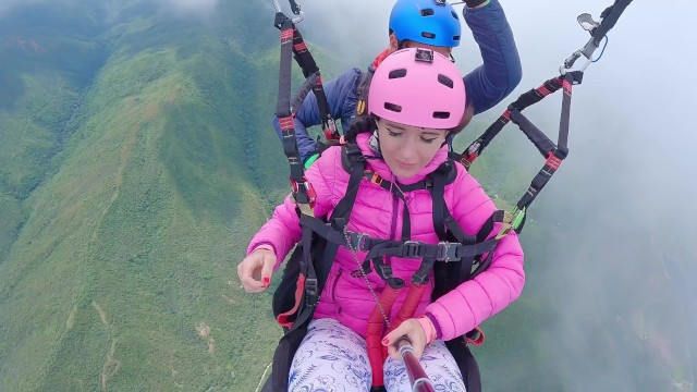 Zvrhlá paraglidistka se vystříká 2 kilometre nad zemí (MrPussyLicking)
