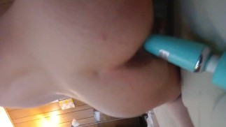 FTM -трахаю себя своим вибратором, потому что он наконец-то сломался