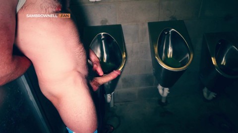 塊の筋肉ジョックは公衆トイレで彼の巨根をけいれん