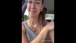 MILF Trisha Masturbuje Się W Swoim Samochodzie, Prawie Dając Się Złapać