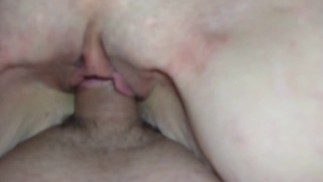 ОНА СИДИТ ВЕРХОМ НА МОЕМ МАЛЕНЬКОМ ЧЛЕНЕ