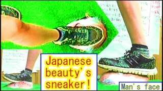 Pisado pelo tênis da beleza japonesa!