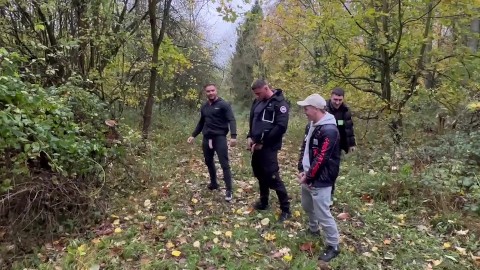 Lil D and his British mates pissing in woods 💦🪵 (before....)