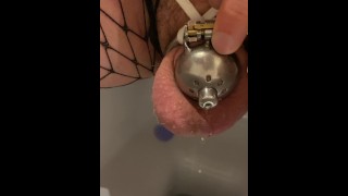 Comment pisser une bonne poule mouillée - Micro cage de chasteté avec urétral