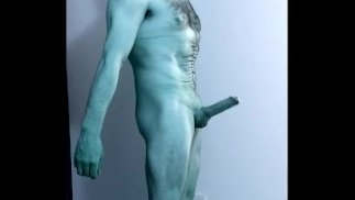 Гиллогамейн позирует с огромной эрекцией.