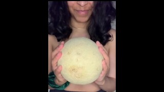 Amateur tetas pequeñas rocía leche en fruta