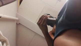 大黑鸡巴上油挤奶直到滴水