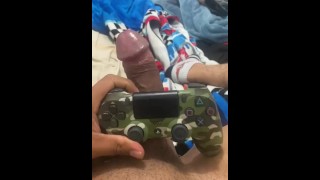 Joven gamer con pene grande