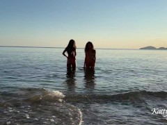 Две голые красотки купаются в море на рассвете - Screenshot 4 of 16 - Sea