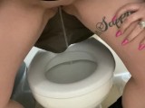 Wet pussy pissing